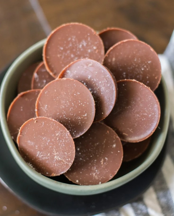 Need to satisfy your sweet tooth? These Peanut Butter Chocolate Fat Bombs are a keto dessert packed with rich dark chocolate and creamy peanut butter! Less than one net carb each! #keto