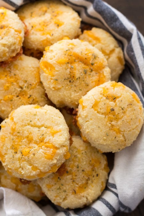 You will love these easy Keto Cheddar Garlic Biscuits they are a perfect Low Carb Red Lobster Biscuit Copycat! Only 2 net carbs each and loaded with flavor!  #keto