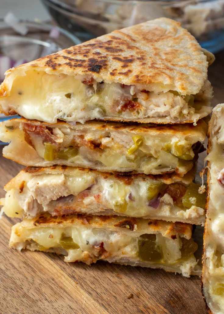 This Turkey Bacon Ranch Quesadilla is the quickest, easiest protein packed lunch! One quesadilla will give you 40 grams of protein for only 8 net carbs!