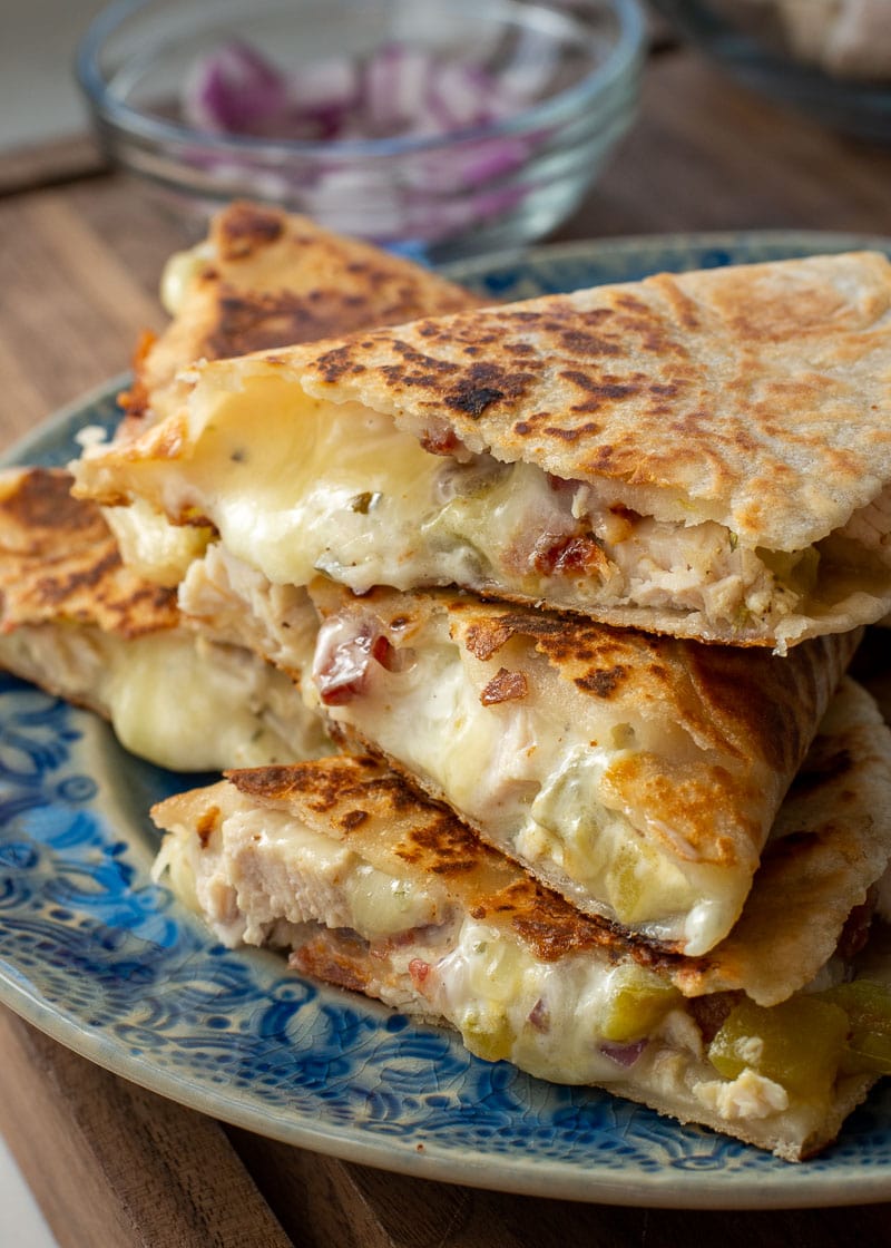 This Turkey Bacon Ranch Quesadilla is the quickest, easiest protein packed lunch! One quesadilla will give you 40 grams of protein for only 8 net carbs!